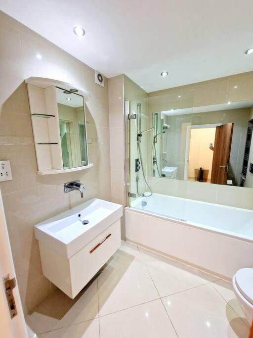 לונדון Modern Hyde Park Home With Private Entrance & Private Back Patio Near Bayswater & Paddington Stations מראה חיצוני תמונה