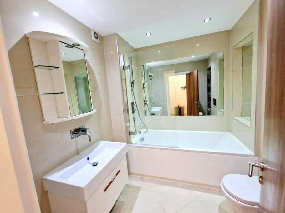לונדון Modern Hyde Park Home With Private Entrance & Private Back Patio Near Bayswater & Paddington Stations מראה חיצוני תמונה